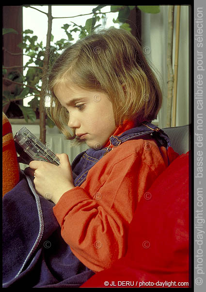 petite fille et jeu lectronique - little girl and electronic game